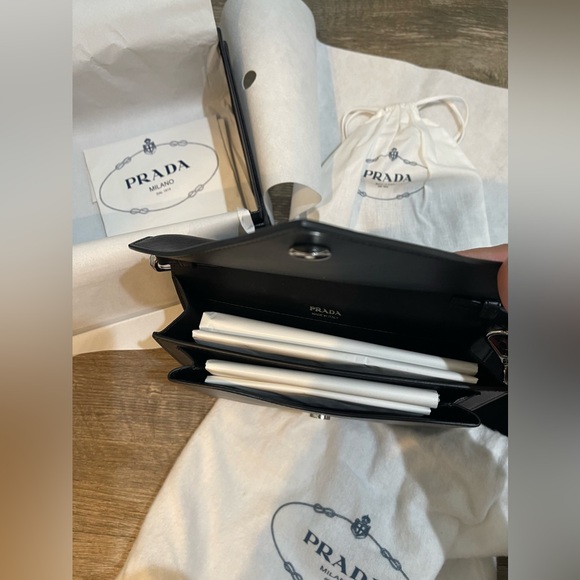 Authentic Prada leather envelope crossbody bag - Picture 2 of 16